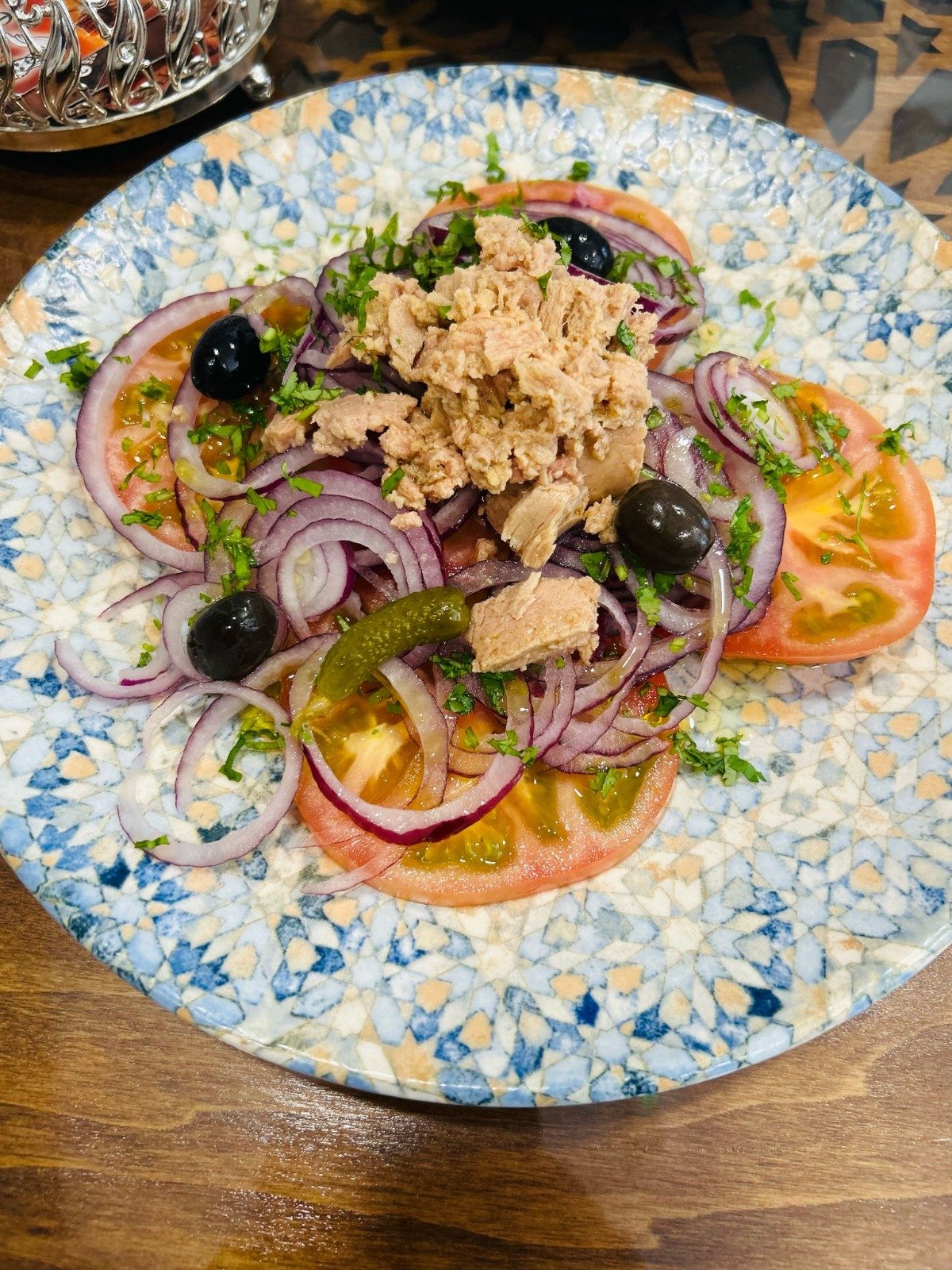 Dressed tomatoes with tuna, red onion and black olives